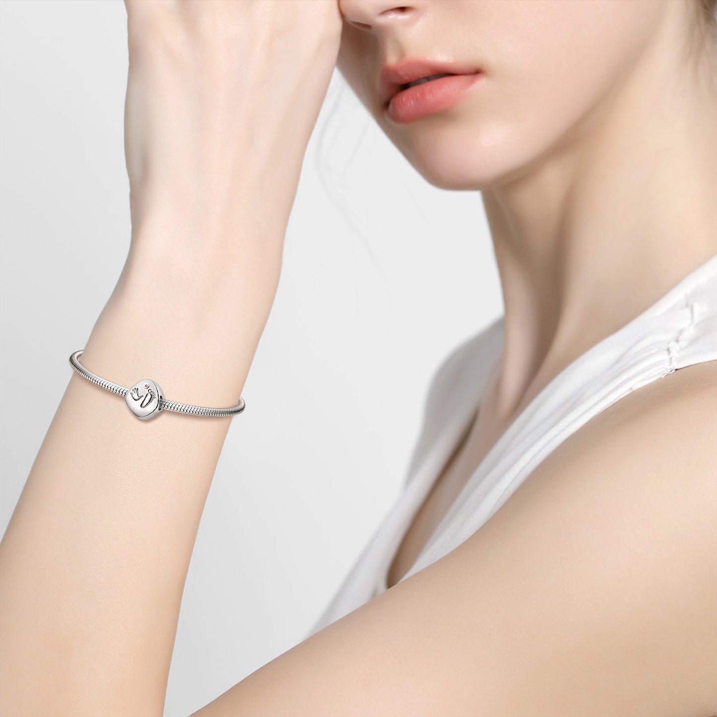Fußabdruck Charm am Handgelenk