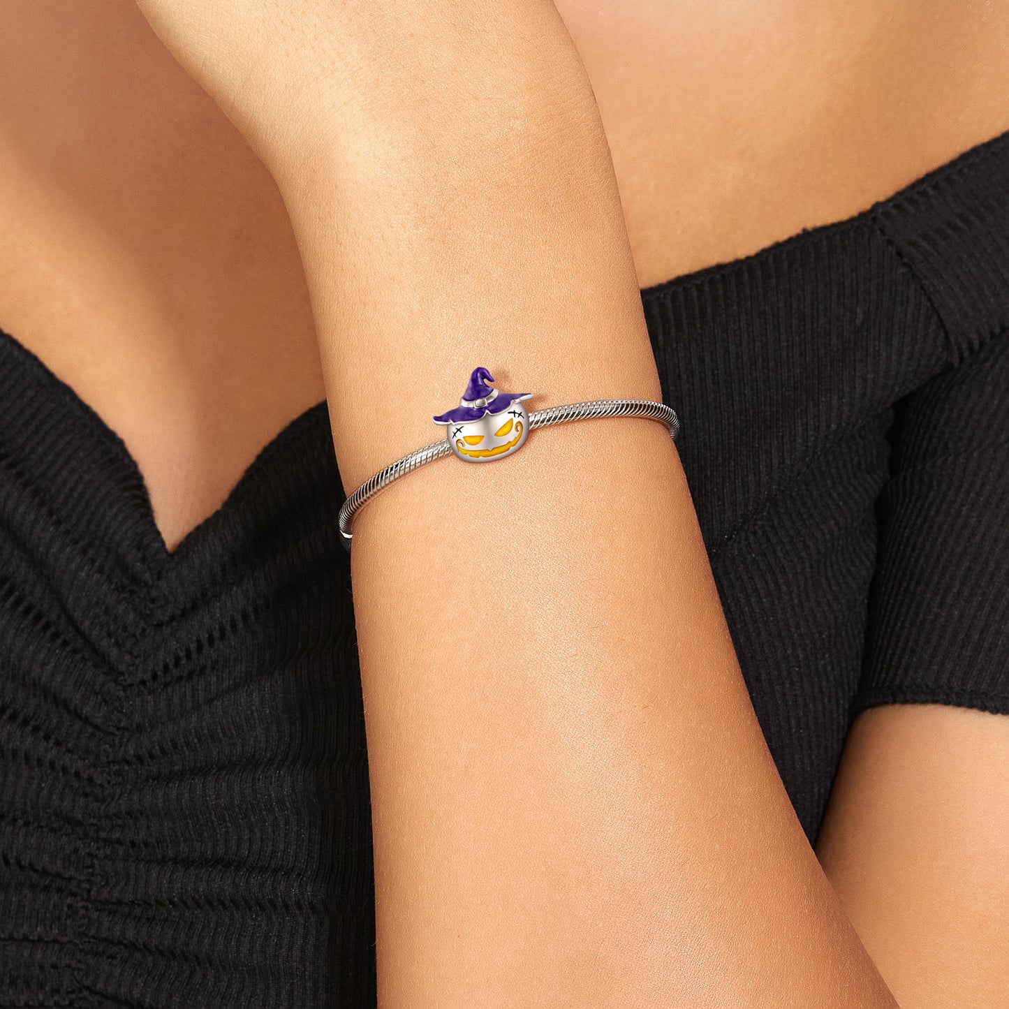Hexenhut-Kürbis Charm Halloween an einer Bettelarmband