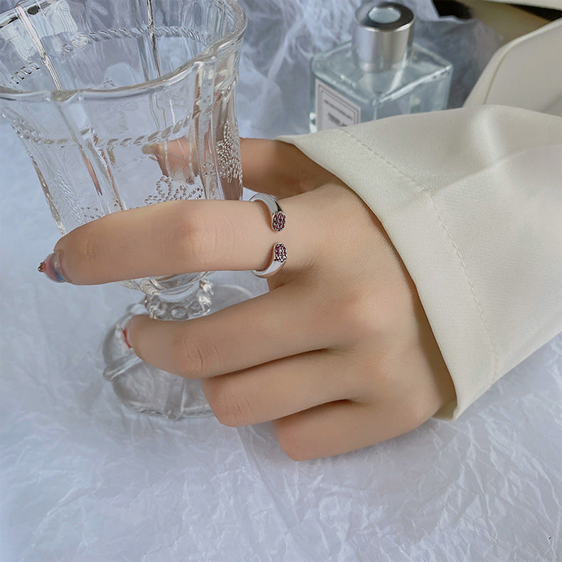 Silberring Lily am Finger