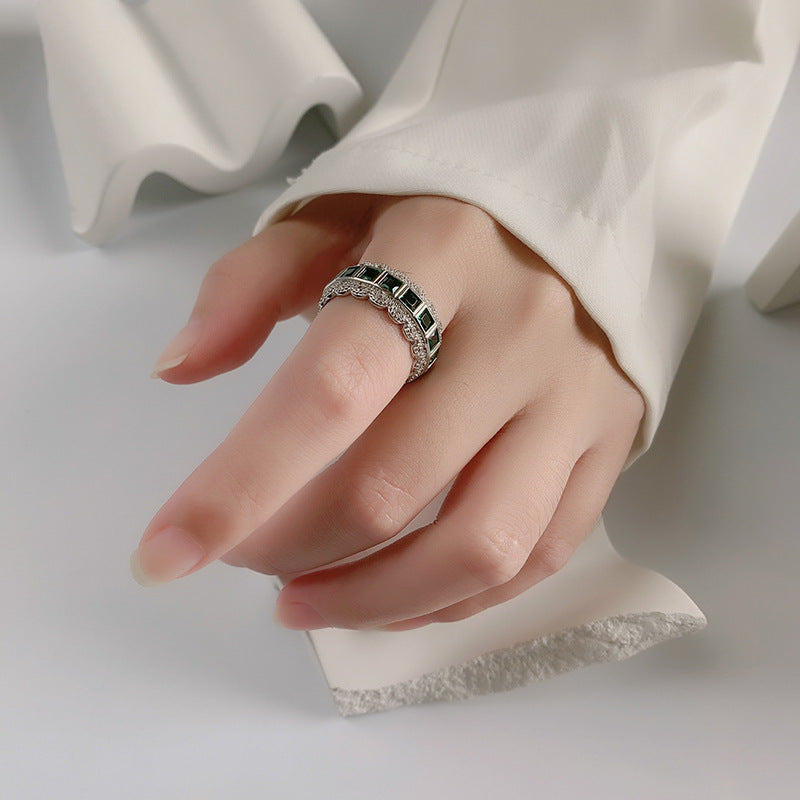 Silberring Wellenrand am Finger