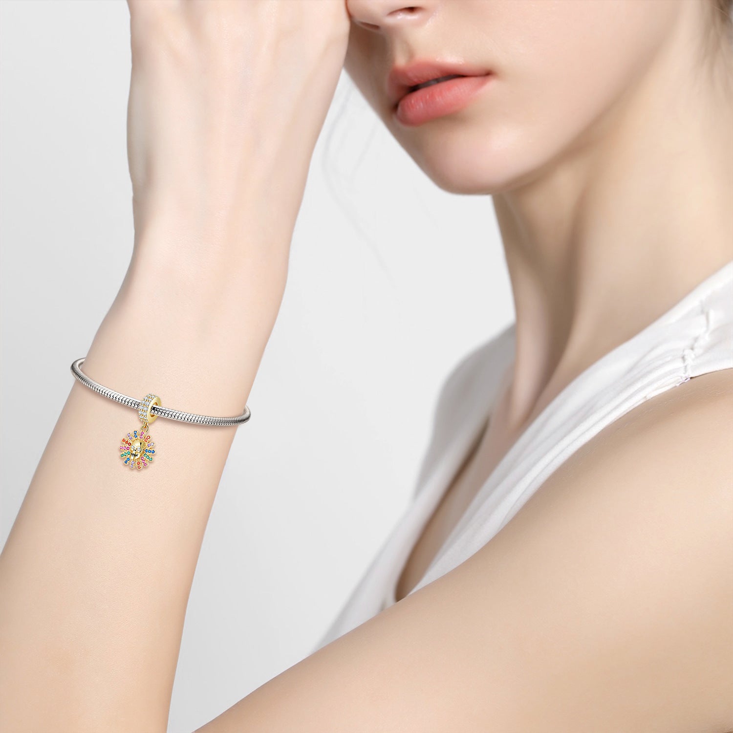 Anneliese Charm am Handgelenk