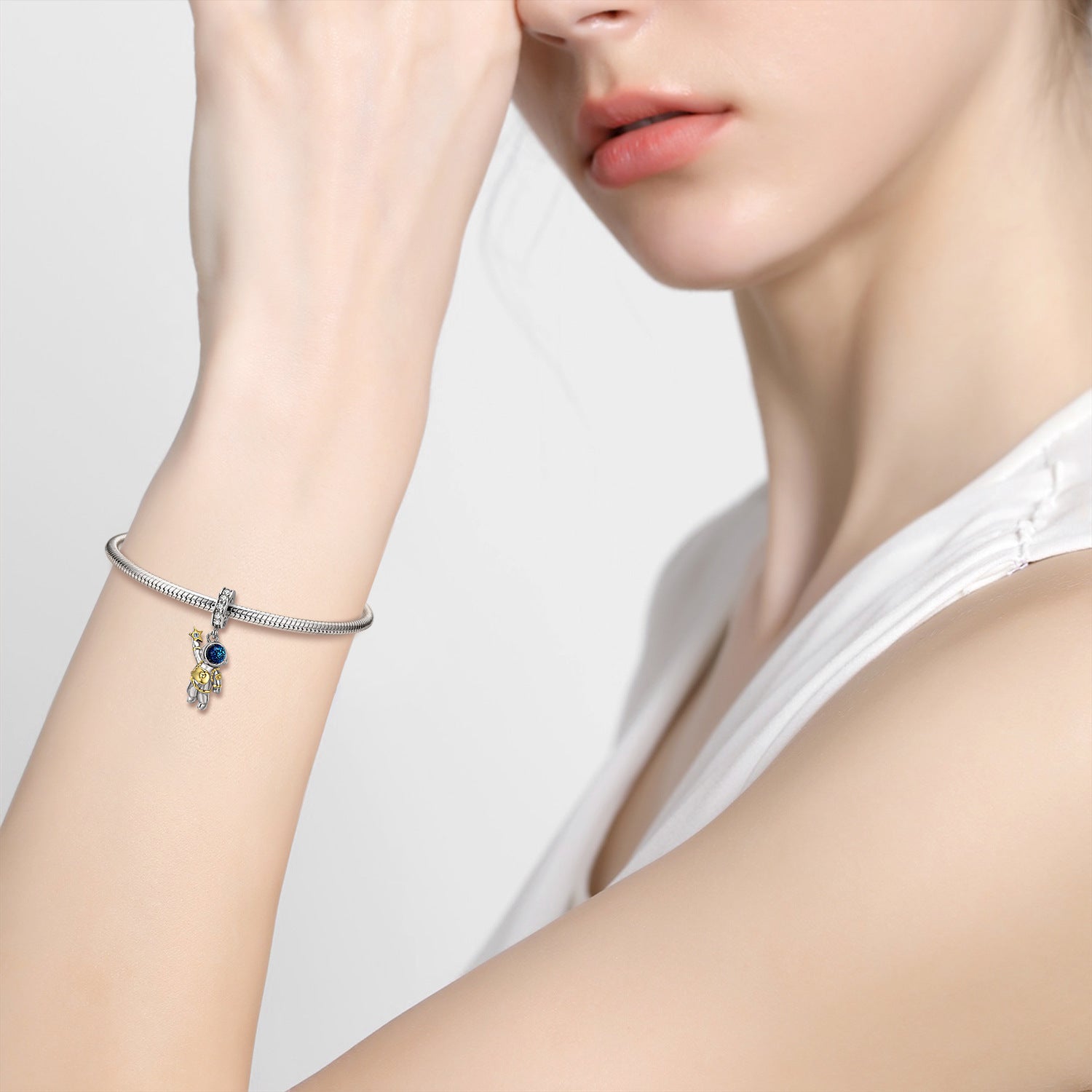 Astronaut Charm am Handgelenk