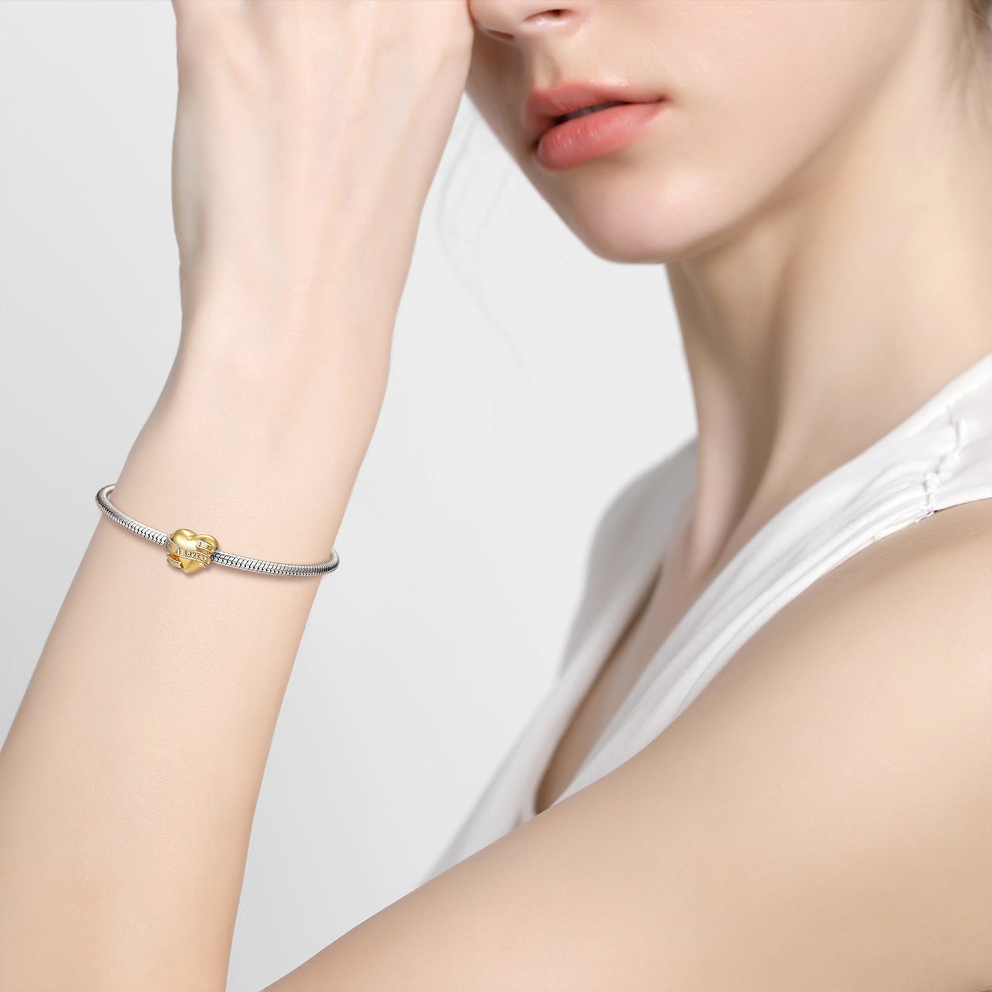 Bandherz Charm am Handgelenk