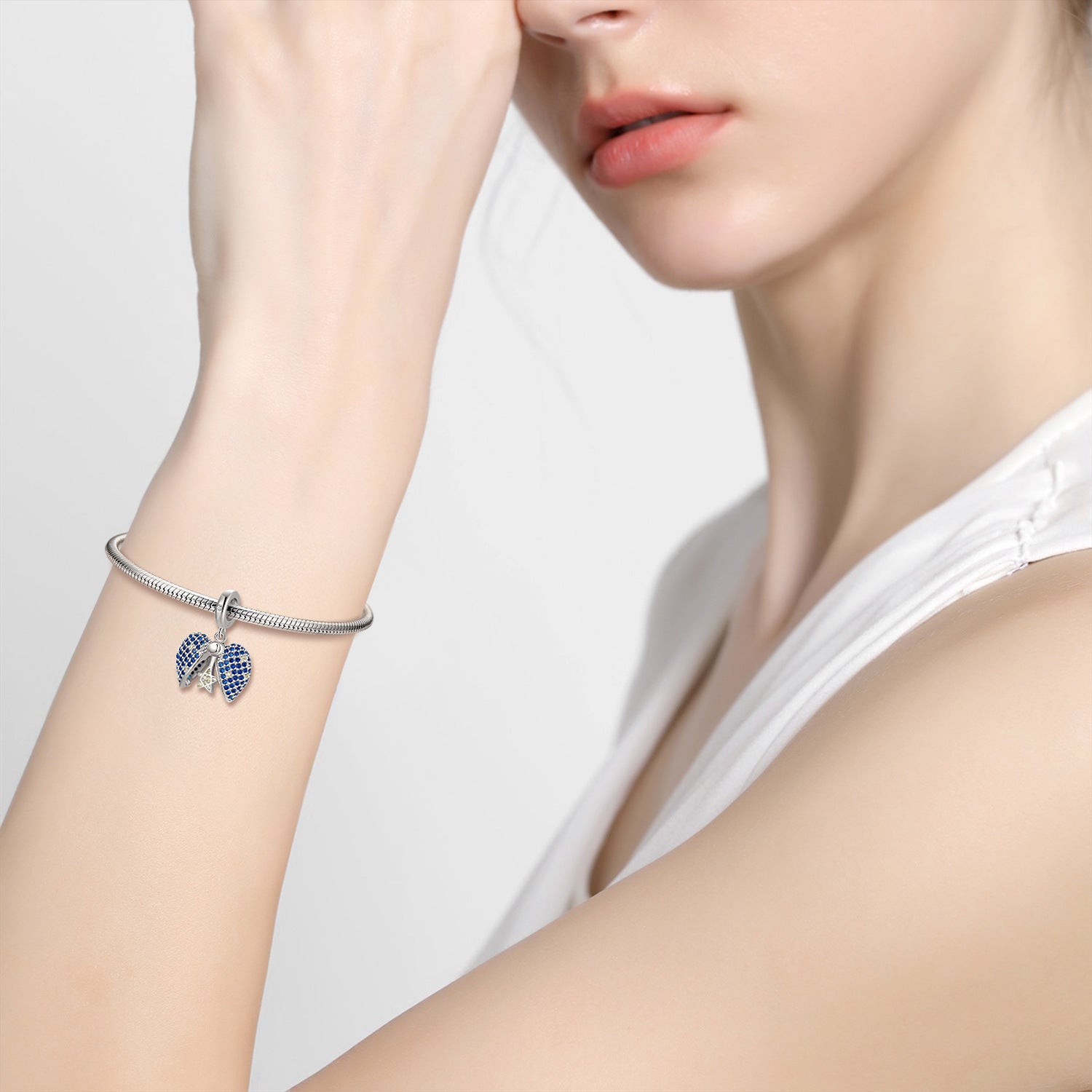 Blauer Stern Liebe Charm am Handgelenk