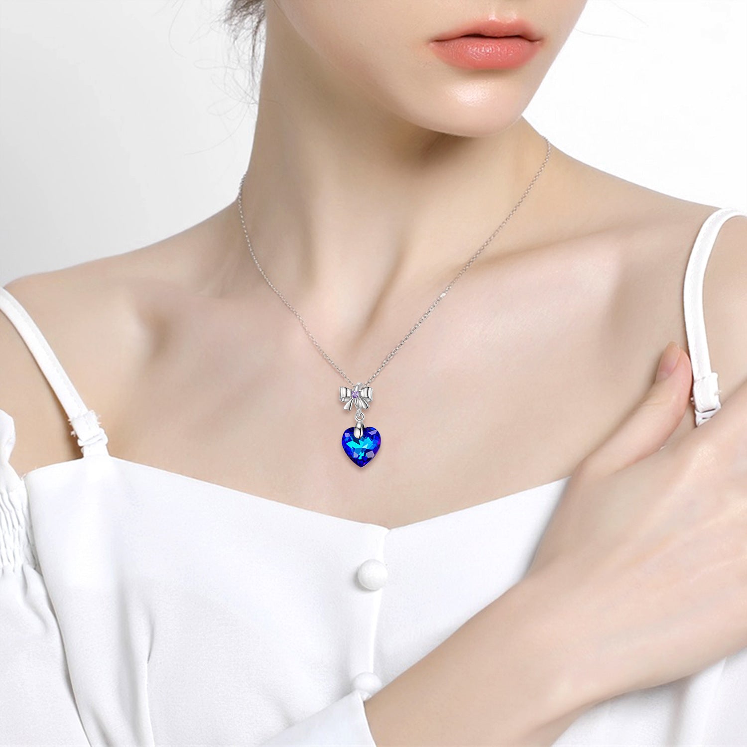 Blaues Kristallherz Charm auf der Kette