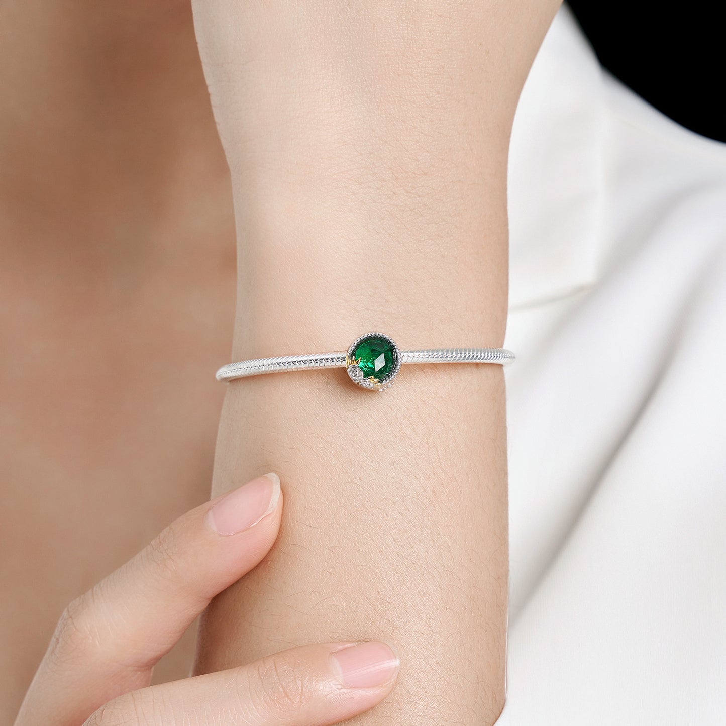 Botanic Charm am Handgelenk
