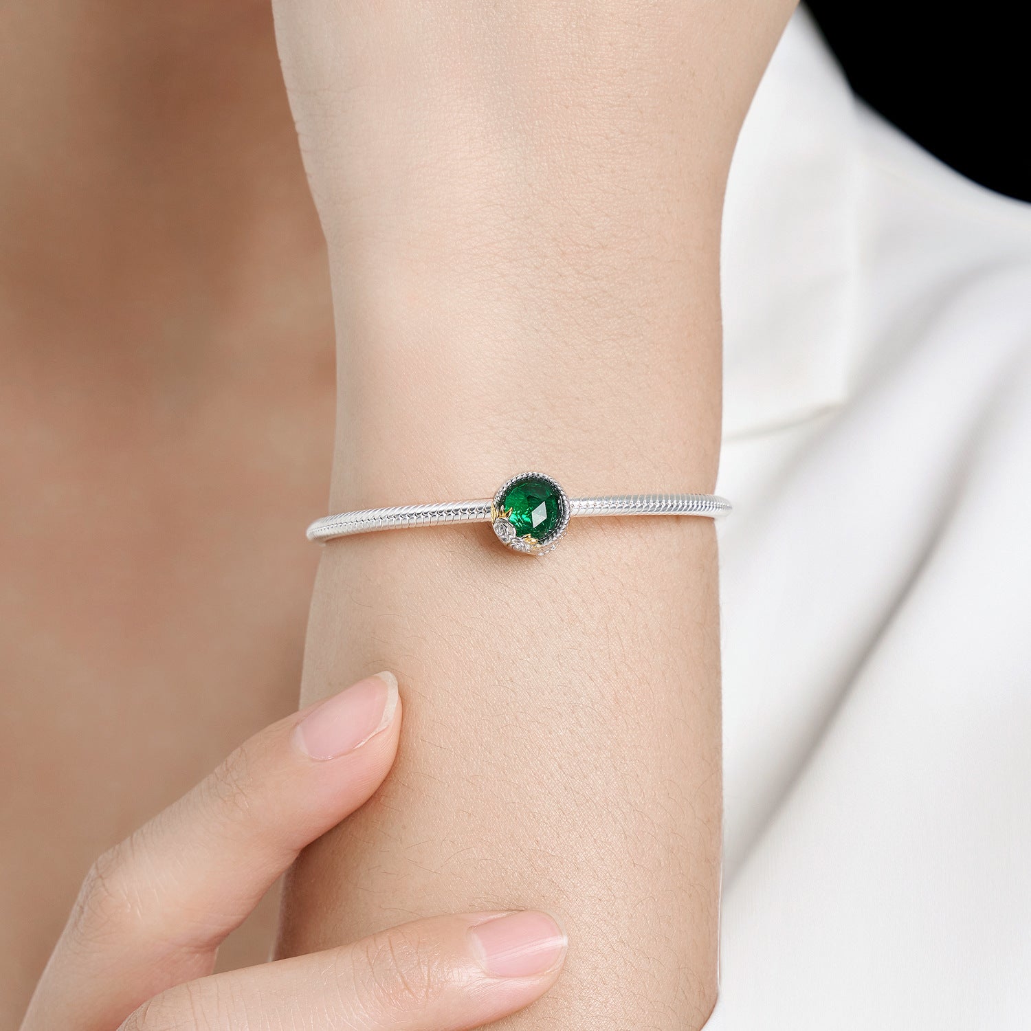 Botanic Charm am Handgelenk