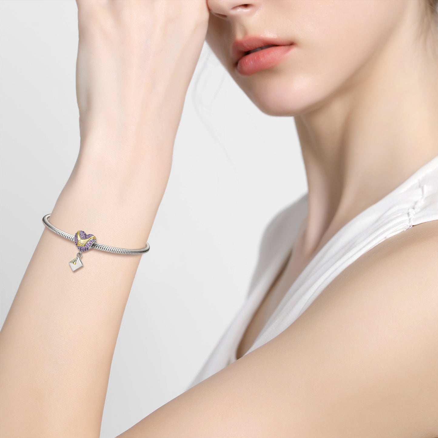 Brief Charm am Handgelenk