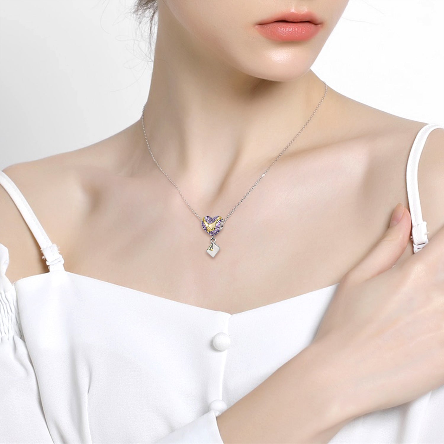 Brief Charm auf der Kette