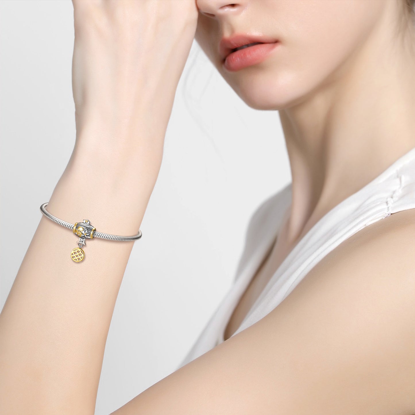 Cherry Hammer Charm am Handgelenk