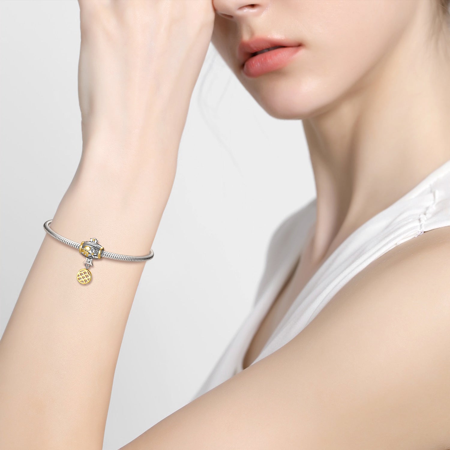 Cherry Hammer Charm am Handgelenk