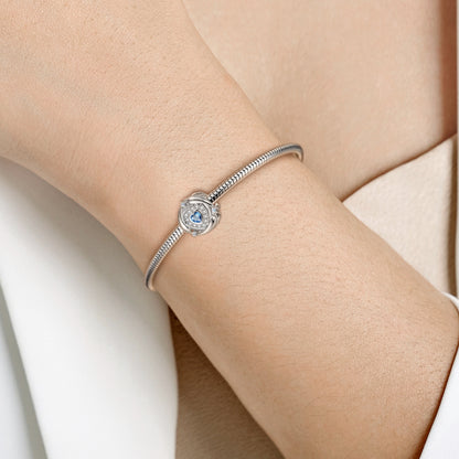 Delphinherz Charm am Handgelenk