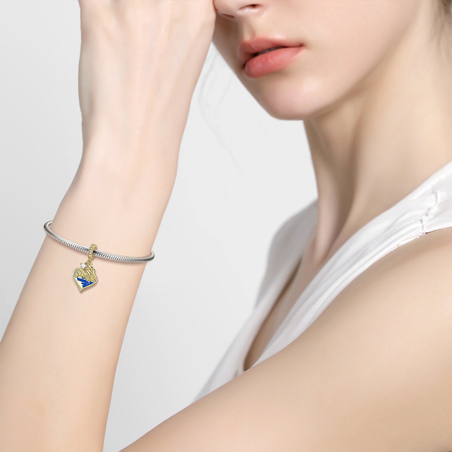 Follow Your Heart Charm am Hals