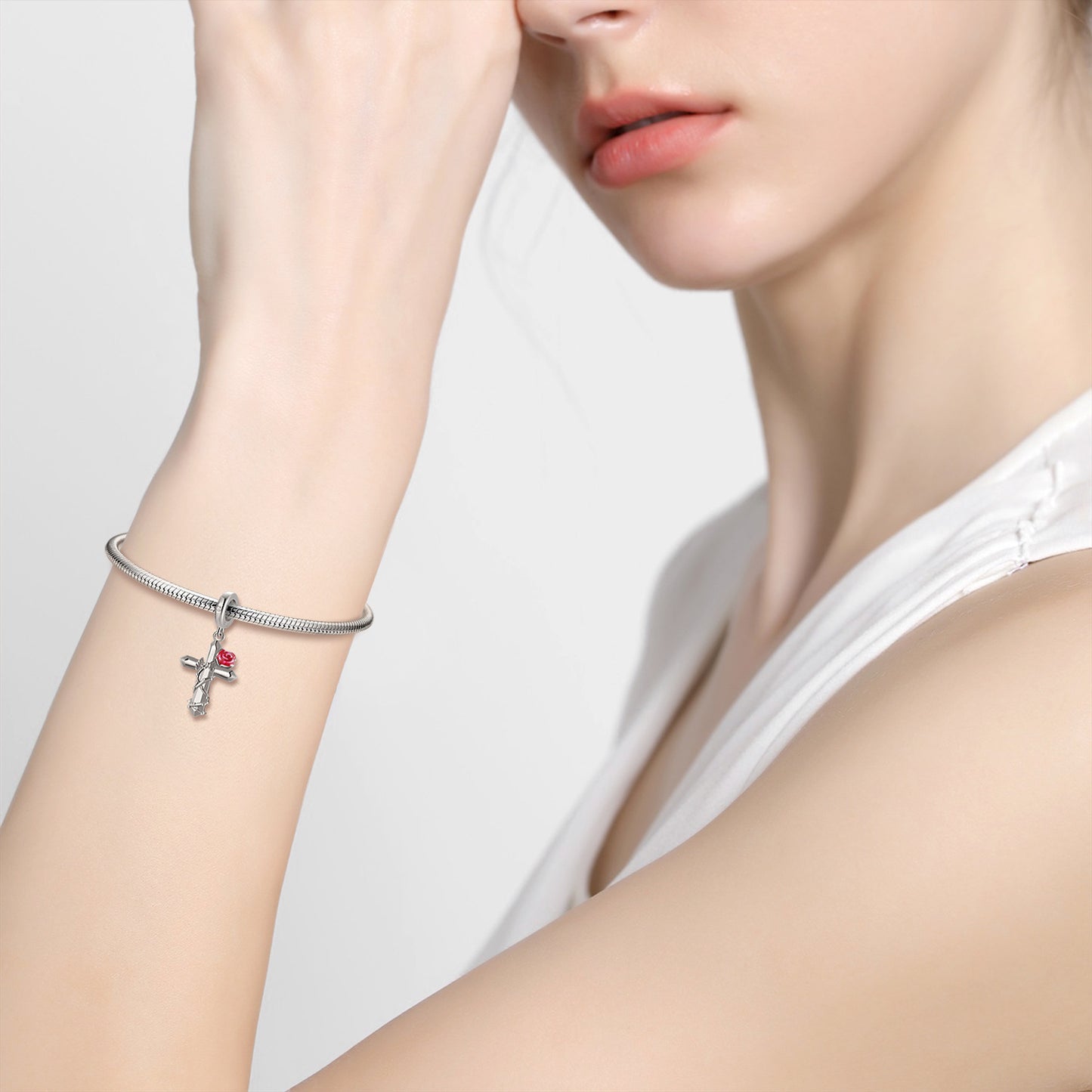 Kreuz Rose Charm am Handgelenk