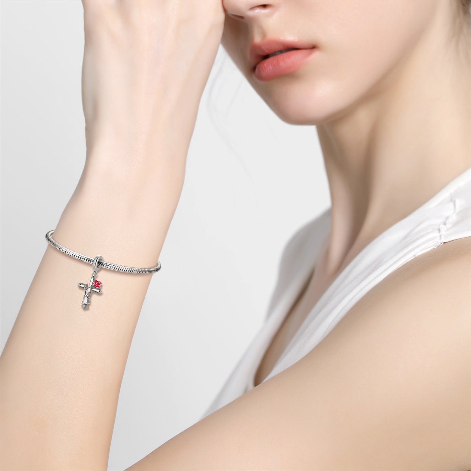 Kreuz Rose Charm am Handgelenk