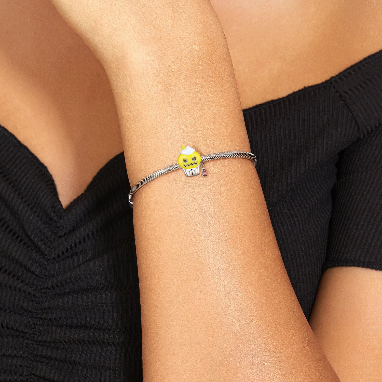 Kürbis-Cupcake Charm Halloween an einer Bettelarmband