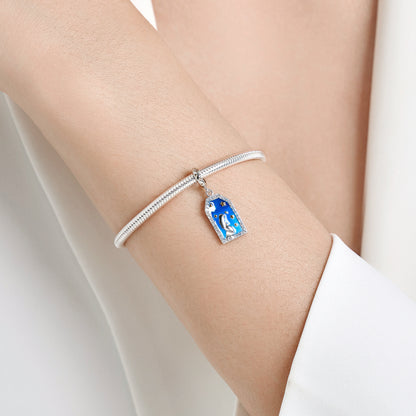 Lillian Charm am Handgelenk