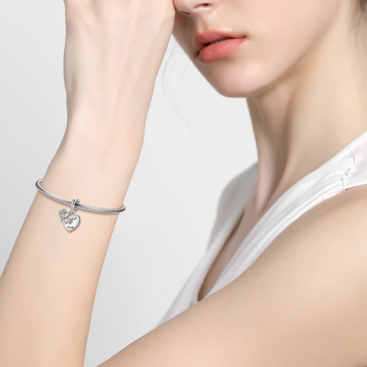 Love Charm am Handgelenk