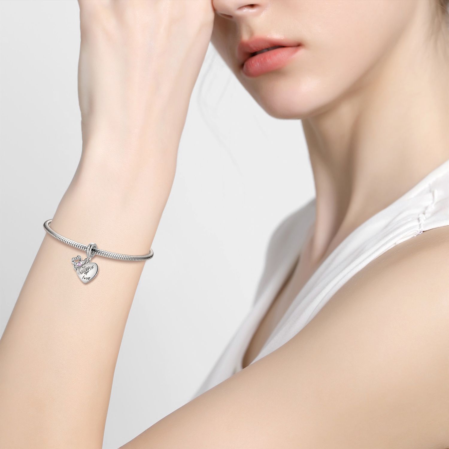Love Charm am Handgelenk
