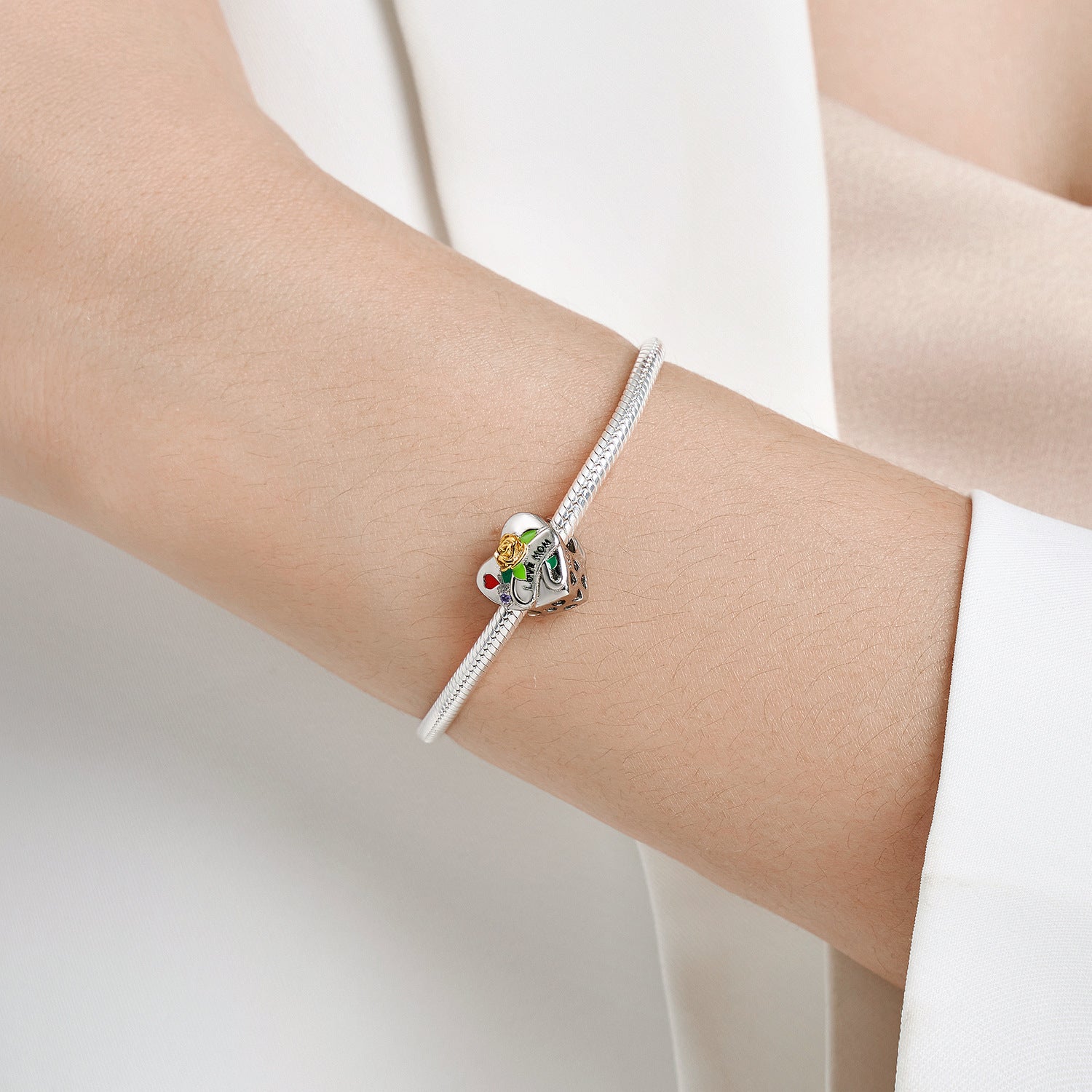 Love Mom Charm am Handgelenk