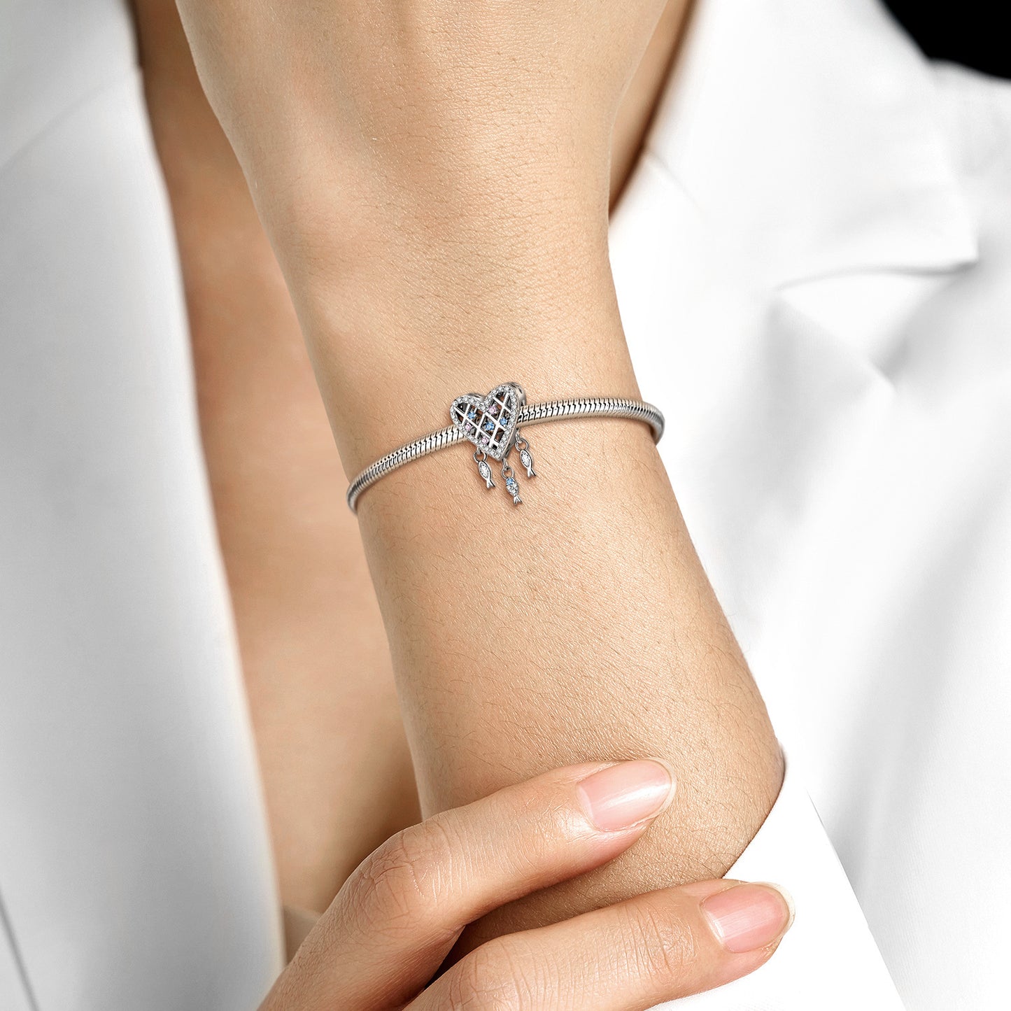 Meeresherz Charm am Handgelenk