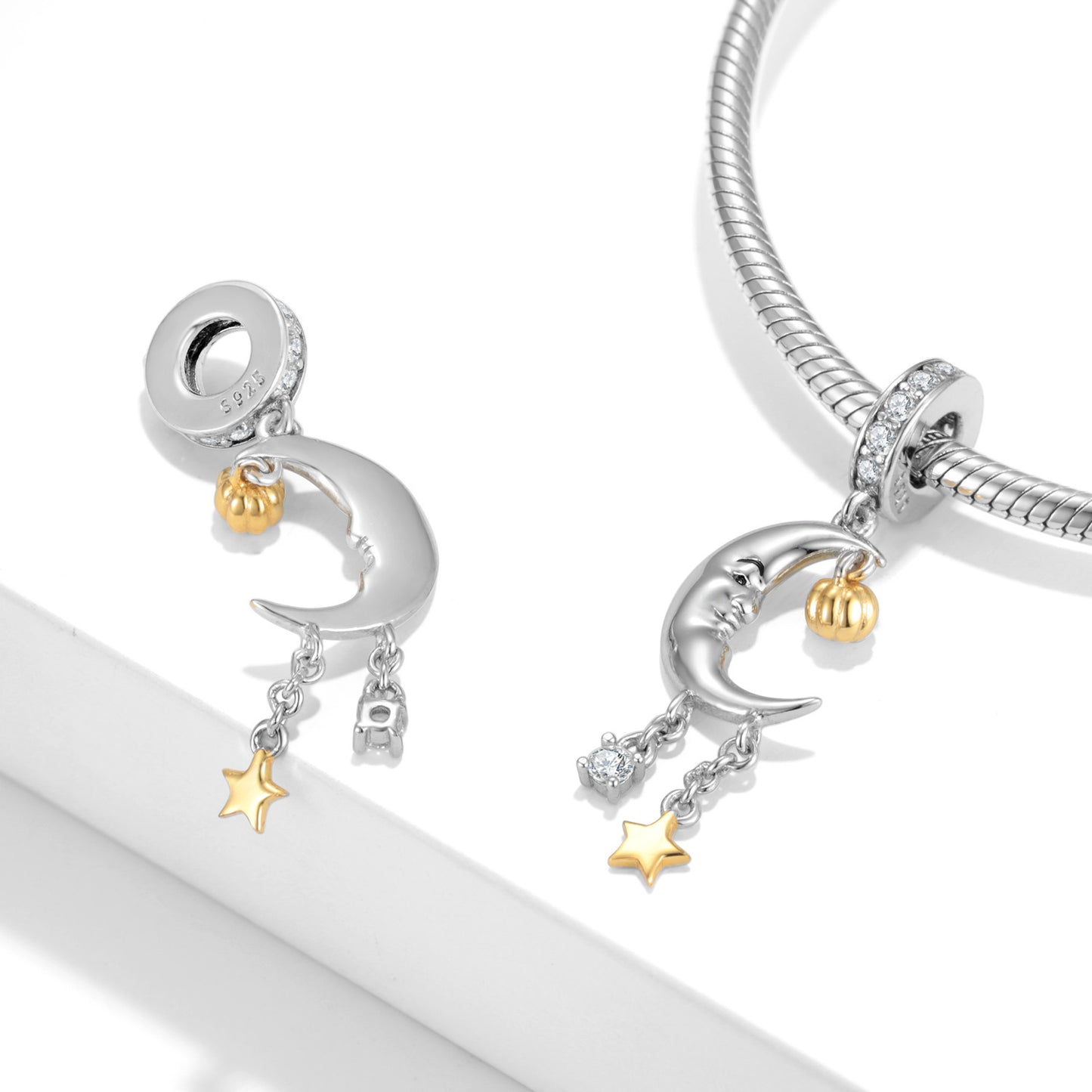 Mond Charm