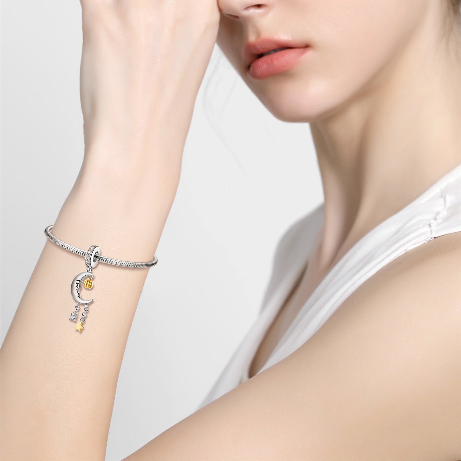 Mond Charm am Handgelenk