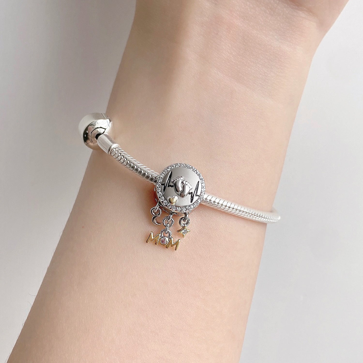 Mutter Charm an einer Bettelarmband