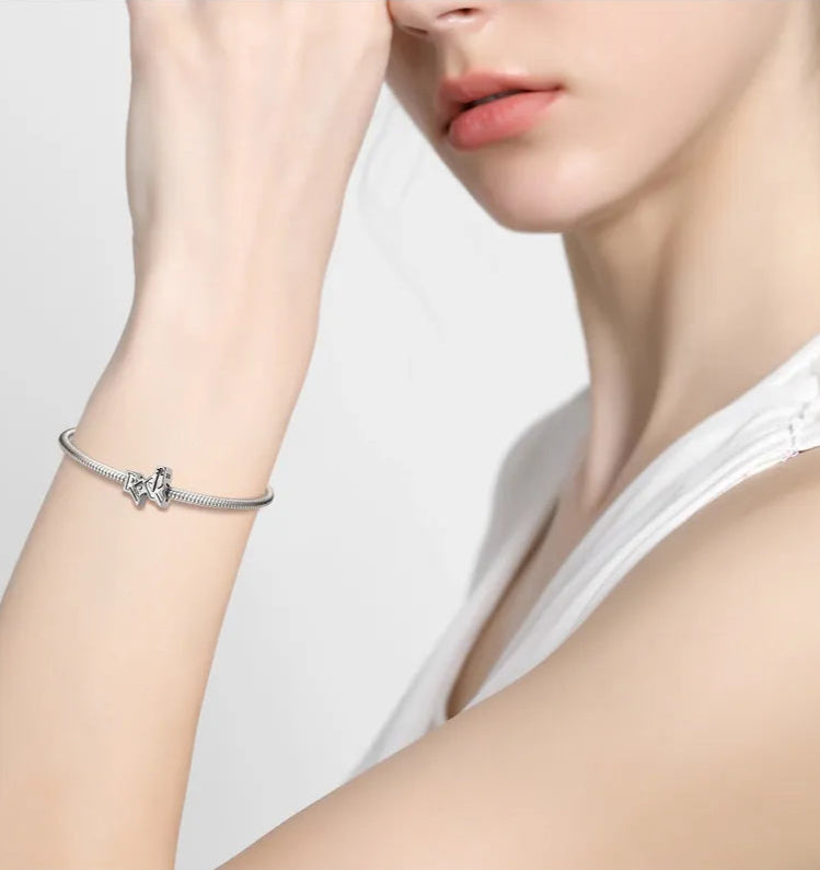 Rock Charm am Handgelenk