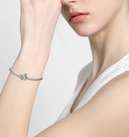 Rock Charm am Handgelenk