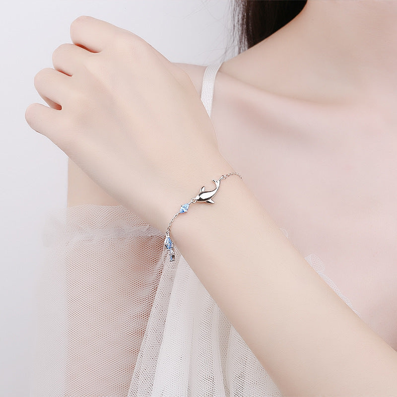Silberarmband Delfintraum am Handgelenk