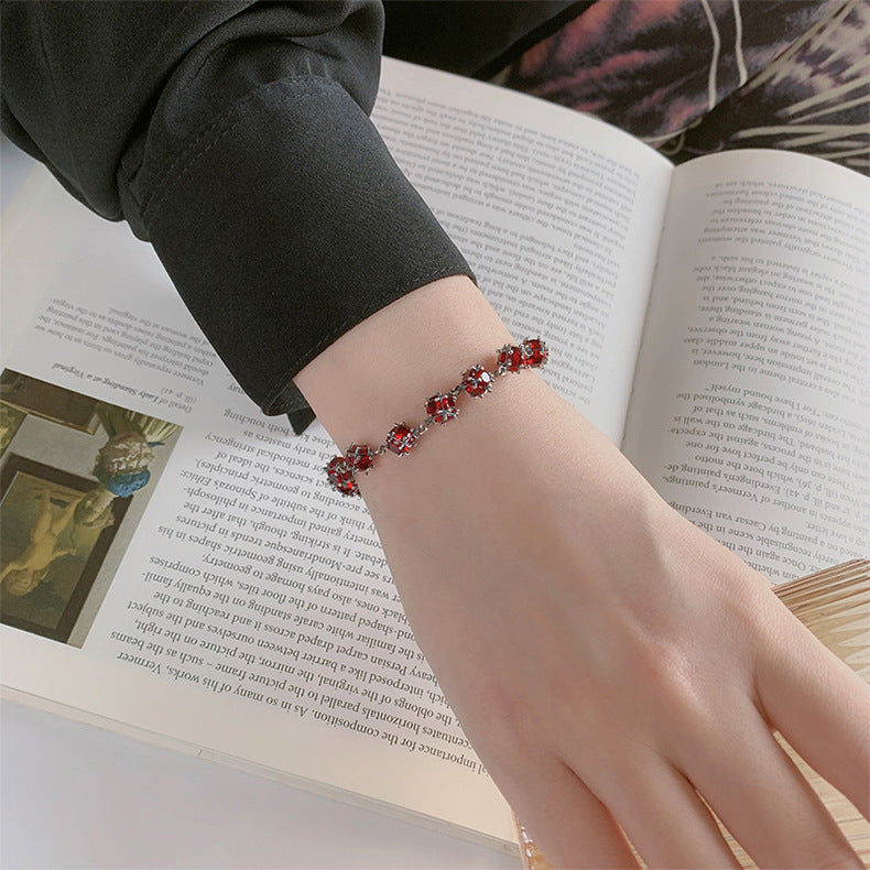 Silberarmband Rubin Kugel am Handgelenk