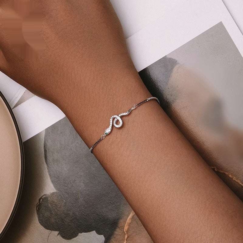 Silberarmband Schlange am Handgelenk