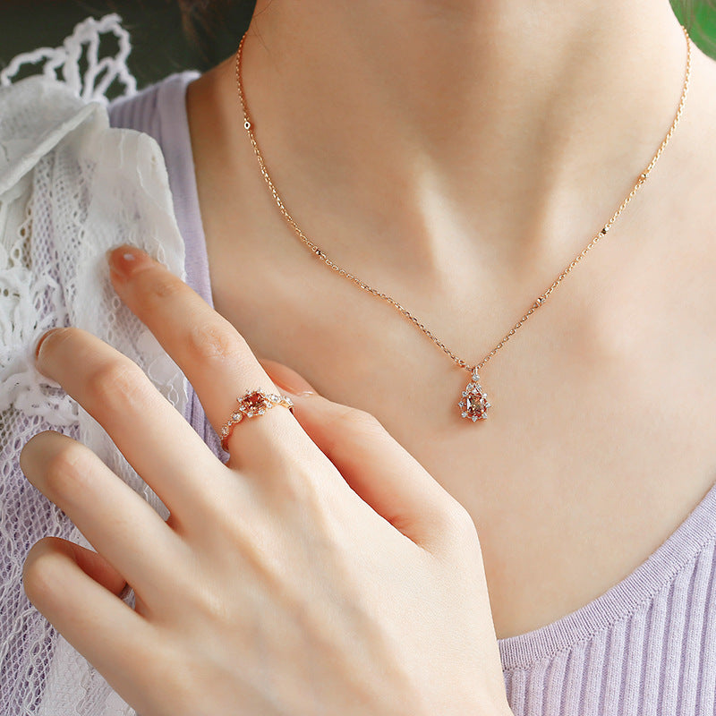 Silberkette Bernstein-Tropfen am Hals für Weihnachten