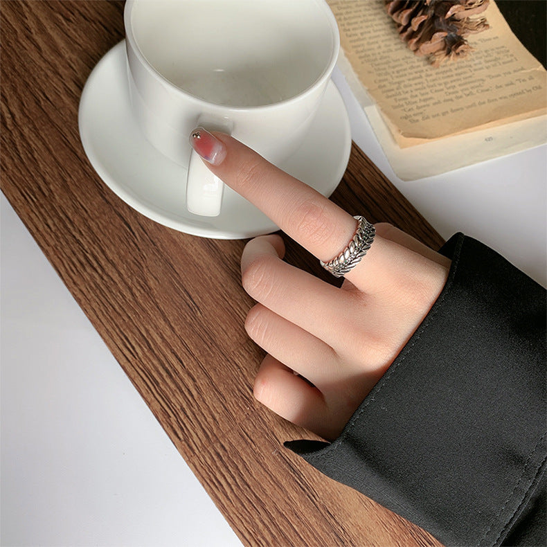 Silberring Ähre am Finger