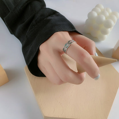Silberring Blatt am Finger