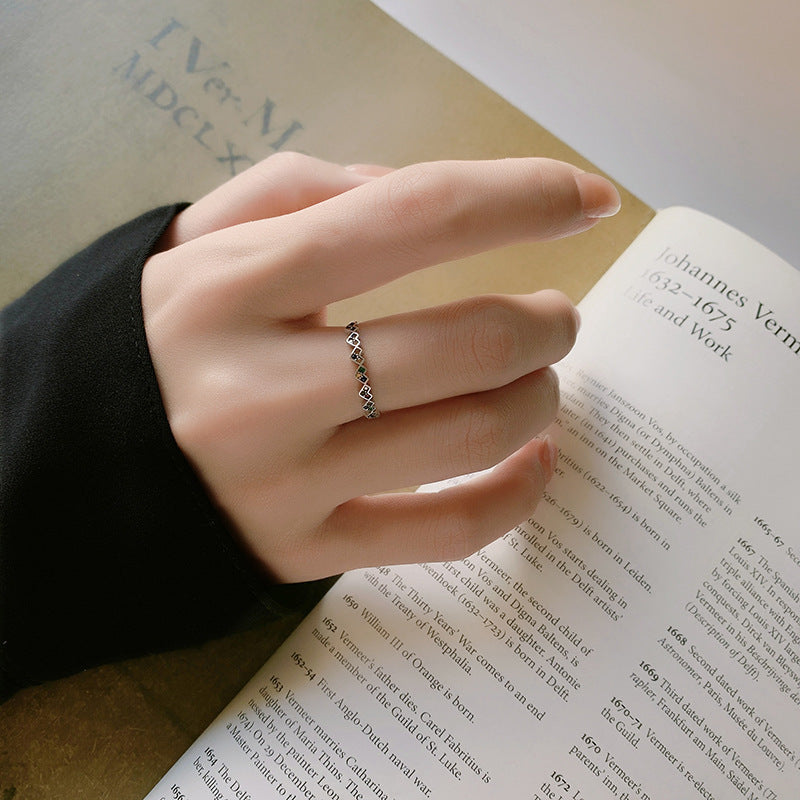 Silberring Herzen am Finger
