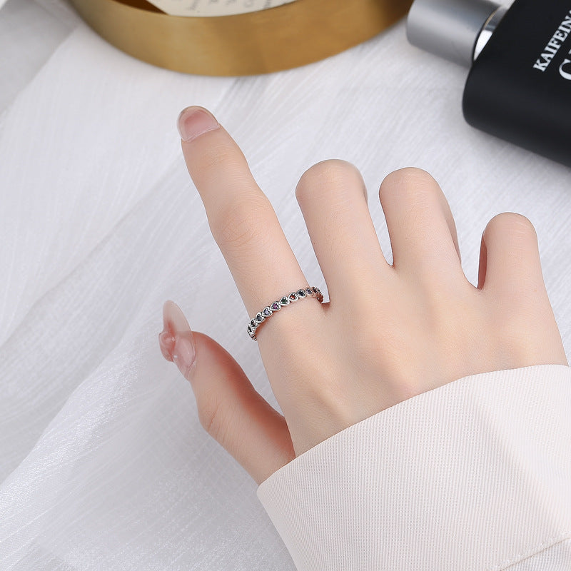 Silberring Herzreihe am Finger