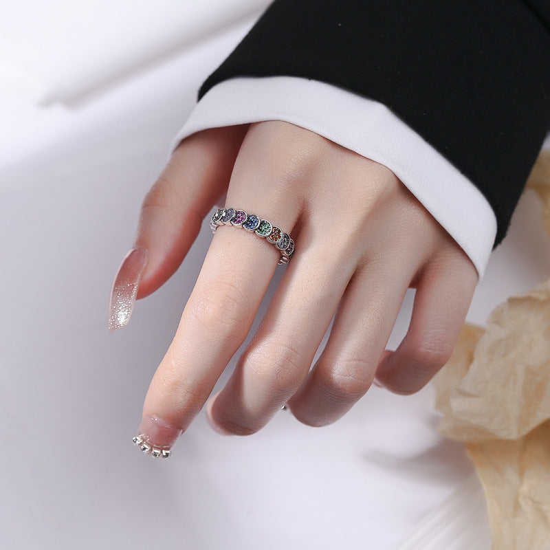 Silberring Regenbogen am Finger