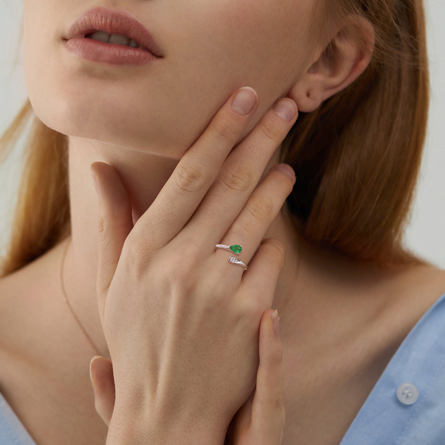 Silberring Tropfen am Finger
