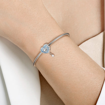Walliebe Charm am Handgelenk